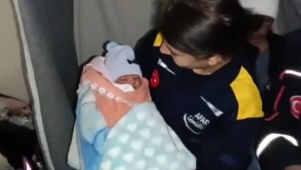 Türkiyənin zəlzələ çadırında körpə dünyaya gəldi: \