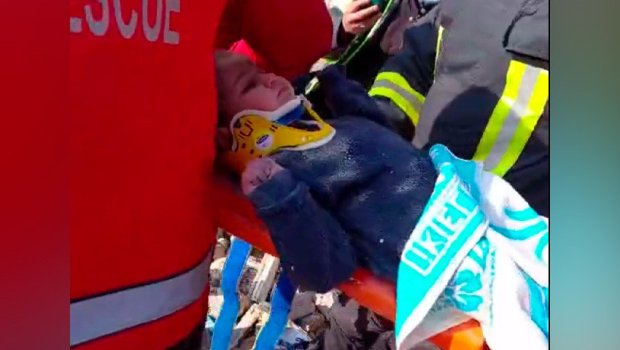 150 saatdan sonra dağıntılar altından 3 yaşlı qız sağ çıxarıldı - VİDEO