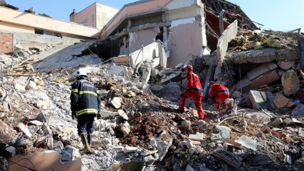 SON DƏQİQƏ: Kahramanmaraşda 44 yaşlı qadın və 2 yaşlı qızı xilas olundu