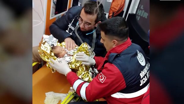 Hatayda inanılmaz OLAY: 10 günlük körpə belə xilas edildi – VİDEO 