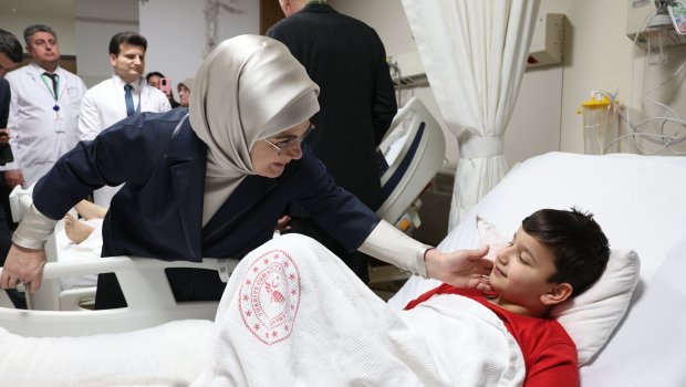 Ərdoğan xanımı ilə zəlzələdə xəsarət alanlara xəstəxanada BAŞ ÇƏKDİ - FOTO 