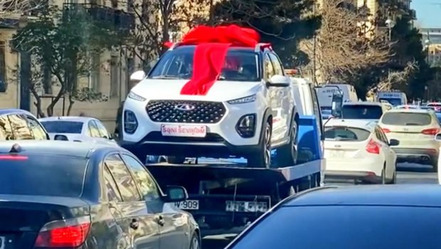 “Sevgililər günü”ndə bəyin xanımına avtomobil hədiyyəsi GÜNDƏM OLDU – VİDEO