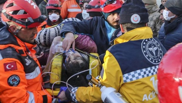 Kahramanmaraşda 205 saat sonra qadın dağıntılar altından XİLAS EDİLDİ - VİDEO