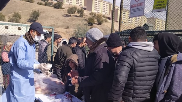 Azərbaycan Kahramanmaraşda zərər çəkənləri yeməklə təmin edir - FOTO 