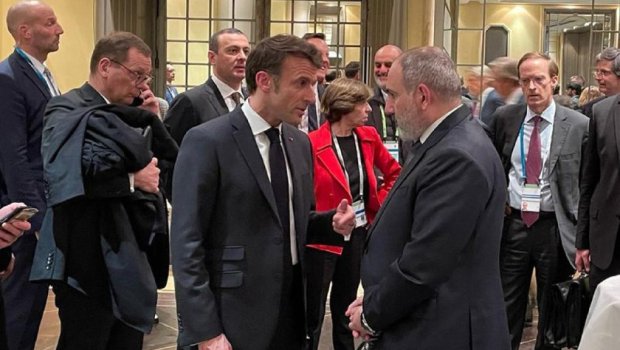 Paşinyan Münhendə Makrona nədən gileylənib?