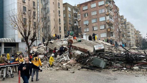 Türk əsgəri ilə zəlzələdə anasını itirən 8 yaşlı qızın duyğulu ANLARI – VİDEO  