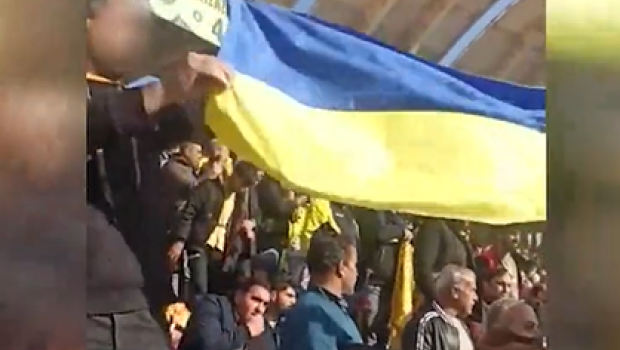 İranlı azarkeşlər Rusiya “Zenit”i ilə görüşdə Ukrayna bayrağını dalğalandırdılar – VİDEO 