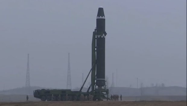 Şimali Koreya qitələrarası ballistik raket buraxdı - VİDEO
