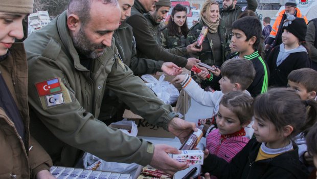 Azərbaycan Könüllü Həkimlər Assosiasiyası Kahramanmaraşda ehsan verdi - FOTO