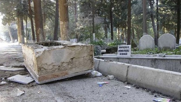 Hataydan dəhşətli GÖRÜNTÜ: Qəbristanlıq da dağıldı - FOTO