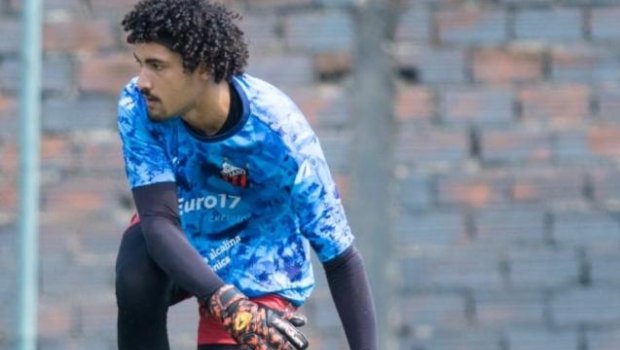 21 yaşlı futbolçu evində ölü tapıldı