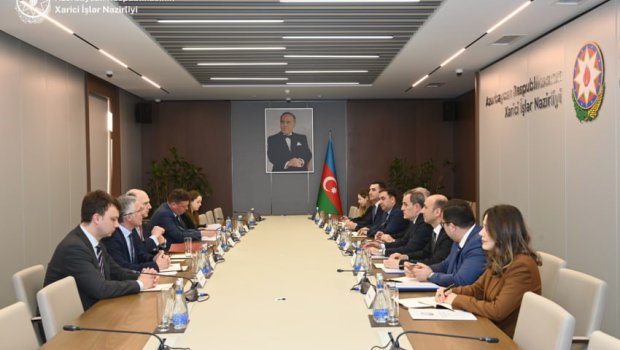 Ceyhun Bayramov Britaniyanın dövlət naziri ilə Laçın yolundakı aksiyanı müzakirə etdi