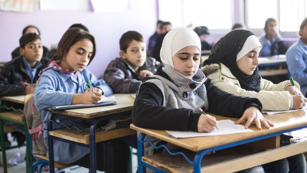 Molla rejimi DURMAQ BİLMİR: Balaca qız hicaba görə vəhşicəsinə döyüldü - VİDEO 