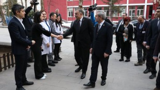 Azərbaycanın Türkiyədəki səfiri zəlzələdən xəsarət alan uşaqlara BAŞ ÇƏKDİ - FOTO 