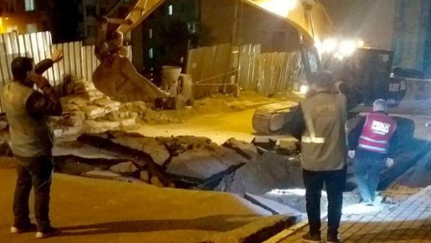 İstanbulda YOL ÇÖKDÜ – İki bina BOŞALDILDI - FOTO 