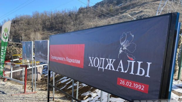 Xankəndi-Laçın yolunda Xocalı soyqırımı ilə bağlı lövhələr quraşdırıldı - FOTO