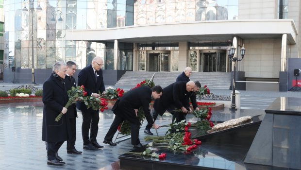 Dövlət və hökumət rəsmiləri Xocalı soyqırımı abidəsini ziyarət ediblər - FOTO