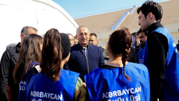 Mövlud Çavuşoğlu zəlzələ bölgəsində könüllülərimizlə görüşdü - FOTO/VİDEO