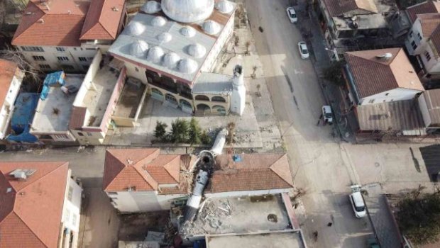 Adıyamanda məscidin minarəsi binanı iki yerə böldü - FOTO