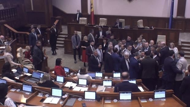 Moldova parlamentində DAVA DÜŞDÜ – ANBAAN VİDEO 