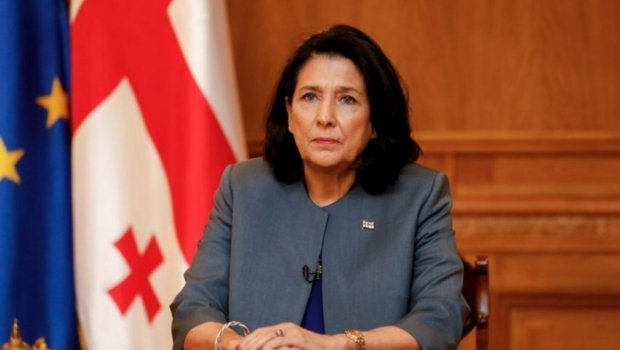 Gürcüstan prezidenti etirazçıları DƏSTƏKLƏDİ 