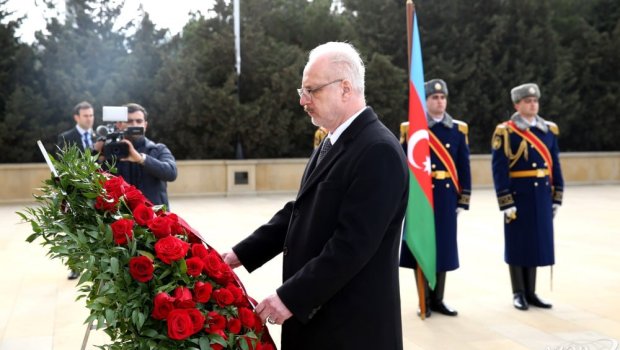 Latviya prezidenti Şəhidlər xiyabanını ziyarət etdi - FOTO