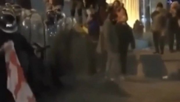 Tbilisidə etirazçı Gürcüstan bayrağını yerə sərdi, polis isə... – VİDEO  
