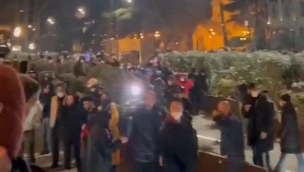 Xüsusi təyinatlılar Tbilisidəki etirazçıları dağıtdı – VİDEO  