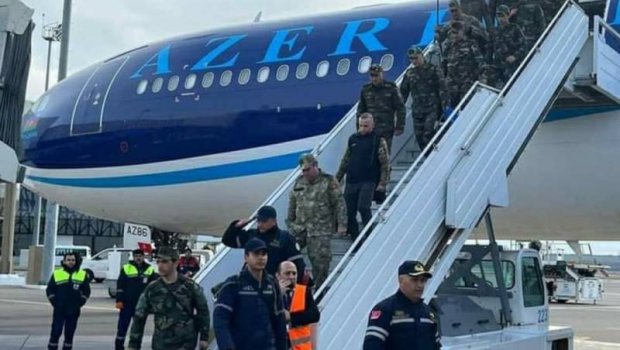 Təyyarədən Türkiyə bayrağıyla enən əməkdaşı səfir belə qarşıladı - Kövrək ANLAR -VİDEO 