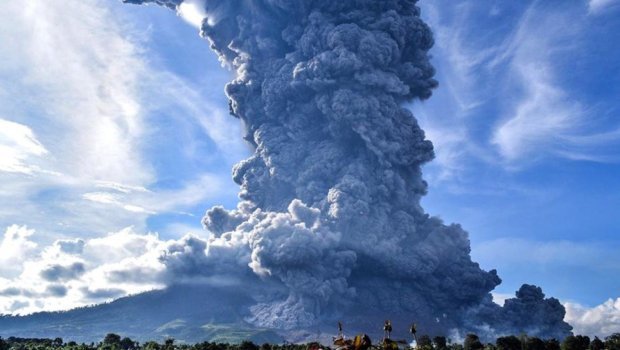 İndoneziyada güclü VULKAN: 1.5 km - VİDEO