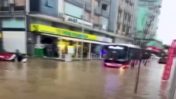 İzmir şəhərinin küçələri su altında qaldı - VİDEO