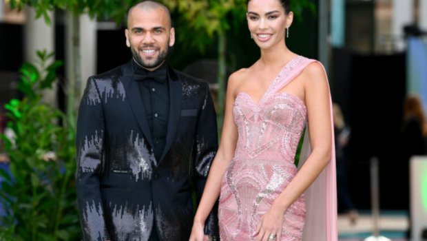 Məşhur futbolçunun model arvadı ondan boşanır - Cinsi təcavüz qalmaqalı - FOTO