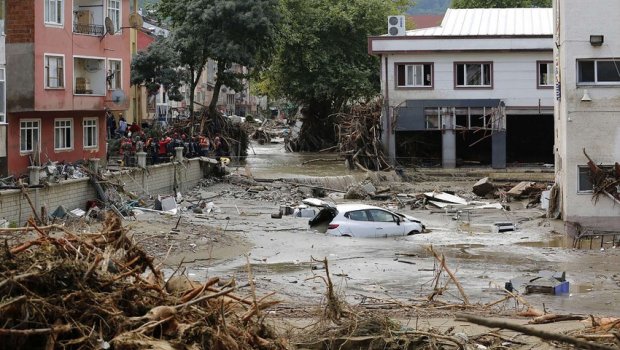 Türkiyədə indi də SEL FƏLAKƏTİ yaşanır: Ölənlərin sayı 17-yə çatdı 