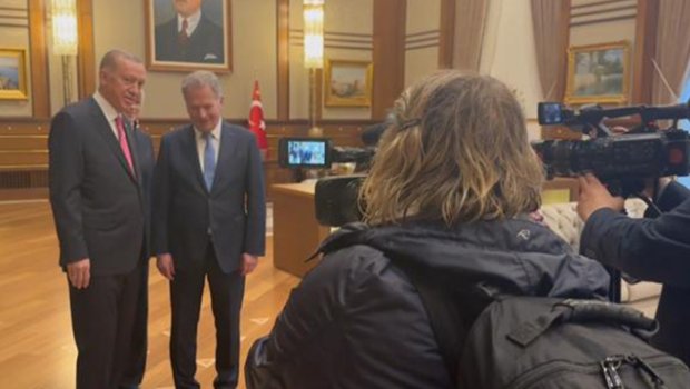 Ərdoğan yağışda islanan jurnalistə ayaqqabı hədiyyə etdi - VİDEO