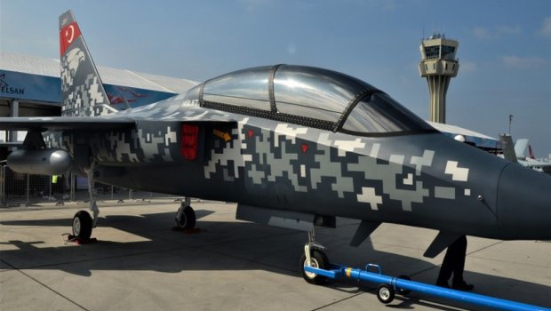 Türkiyənin ilk reaktiv təlim təyyarəsi uçuş zolağına çıxdı - VİDEO