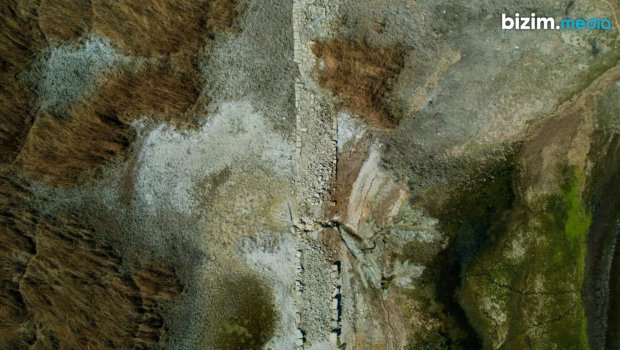 Su anbarı qurudu, tarixi yol üzə çıxdı