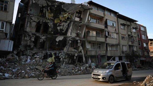 Türkiyədə zəlzələdə dağılan binalarla bağlı 302 nəfər həbs edilib