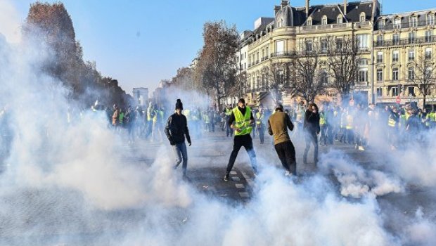 Fransada DƏHŞƏT: Etirazçılara qarşı güllələr və qumbaralardan istifadə EDİLDİ - VİDEO