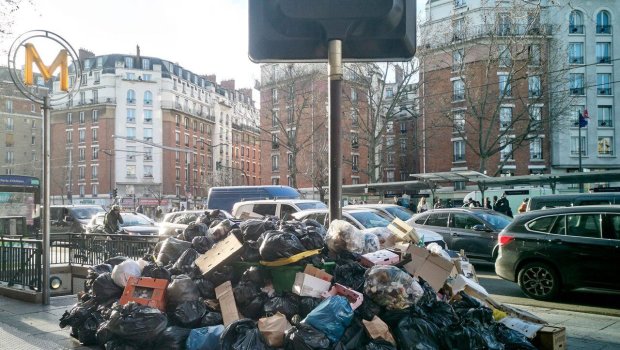 Paris zibilin içində qalıb – VİDEO