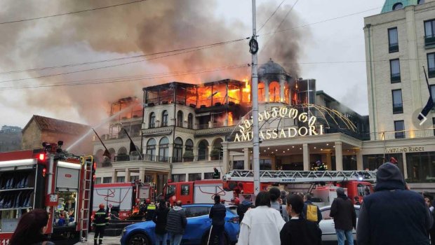 Tbilisidə məşhur hotel yandı – VİDEO 