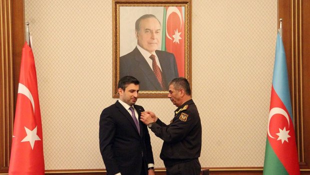 Zakir Həsənov Selçuk Bayraktara medal verdi - FOTO