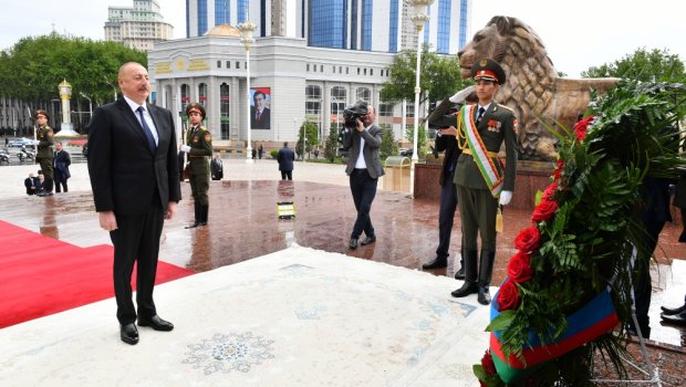 Azərbaycan Prezidenti Düşənbədə İsmoili Somoni abidəsini ziyarət etdi - FOTO/VİDEO