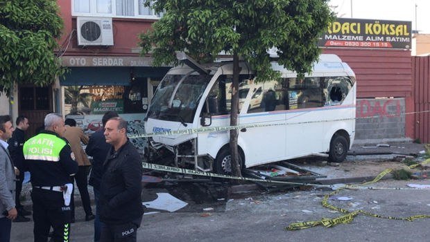 Türkiyədə sürücü mikroavtobusu piyadaların üzərinə sürdü - FOTO