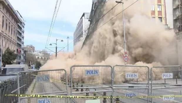 İstanbulda 5 mərtəbəli bina uçdu - VİDEO