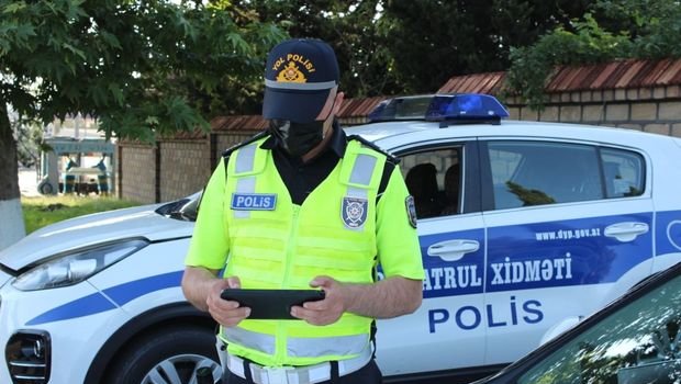 Narkotikin təsiri altında maşın sürən tanınmış müğənni SAXLANILDI – VİDEO