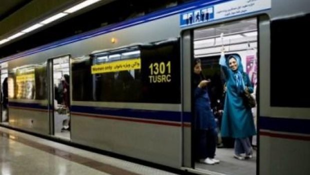 Tehran metrosundan qadınlar polisə MƏHƏL QOYMUR: Hicabsız gəzirlər - VİDEO