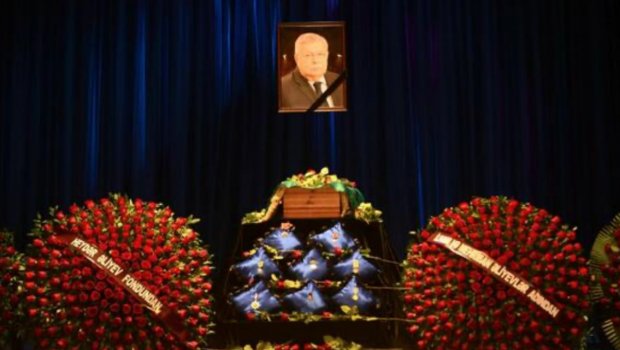 Prezident və birinci xanım Azərpaşa Nemətovla vida mərasiminə ƏKLİL GÖNDƏRİB