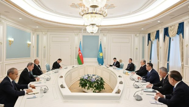 Qazaxıstan və Azərbaycan prezidentləri dar tərkibdə nələri müzakirə edib?