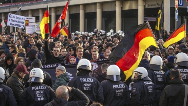 Almaniyada qaçqın axını ilə bağlı kütləvi etirazlar BAŞLADI 