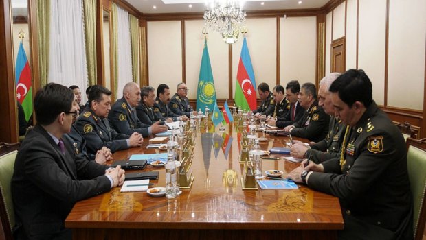 Zakir Həsənov qazaxıstanlı həmkarı ilə hərbi-texniki əməkdaşlığı MÜZAKİRƏ ETDİ - FOTO/VİDEO 